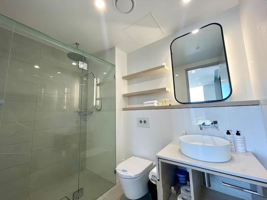 In The Heart Of Surfers Paradise Oceanview Cozy 1b 34f Gold Coast