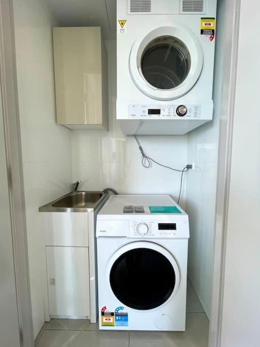 Apartment In The Heart Of Surfers Paradise Oceanview Cozy 1b 34f Gold Coast